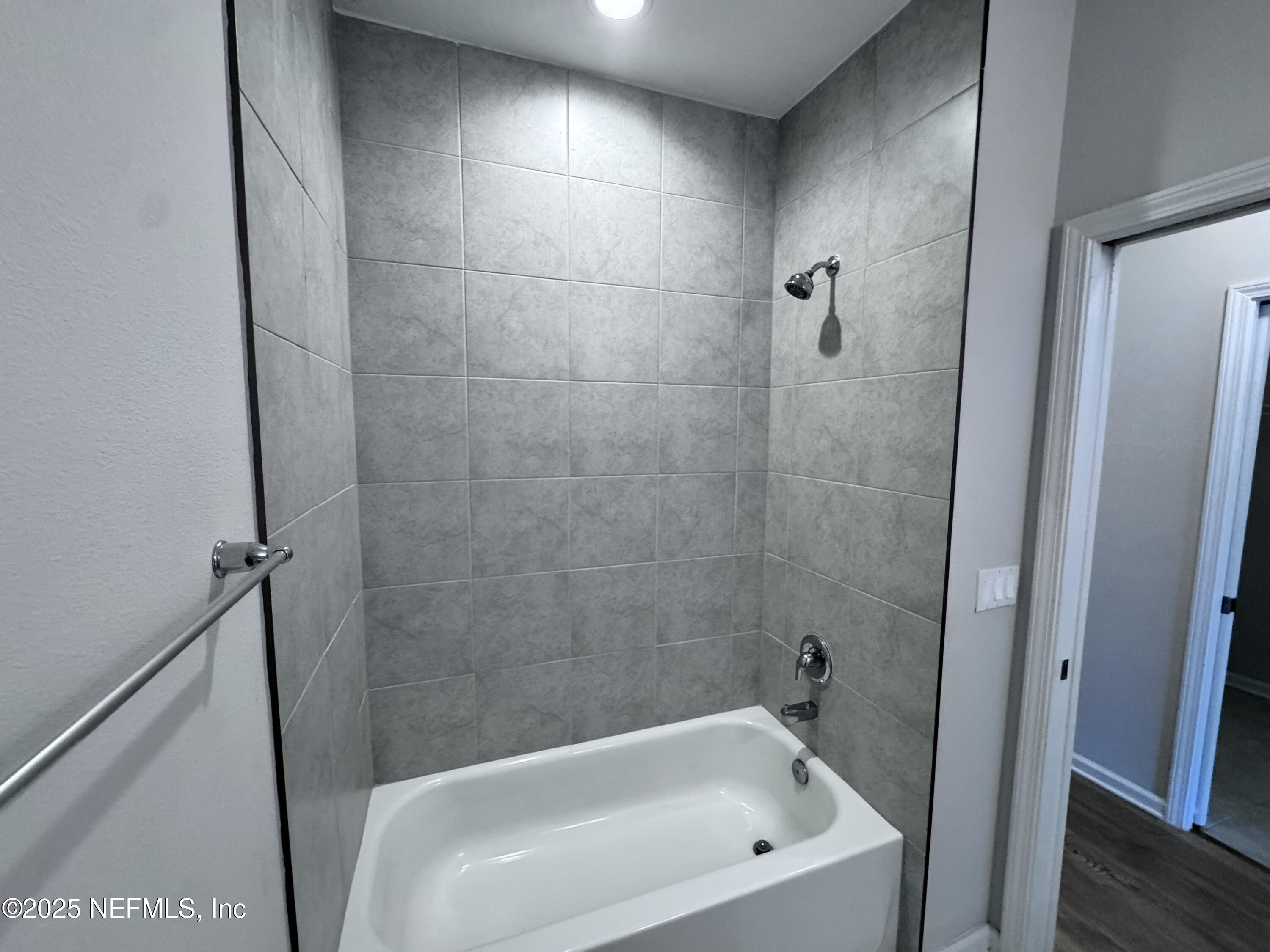 156 Charlie Way St. Augustine, FL 32095 - Photo 22 of 33 a bathroom with a bathtub