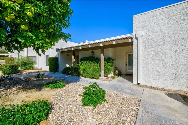 a view of a house with backyard and garden