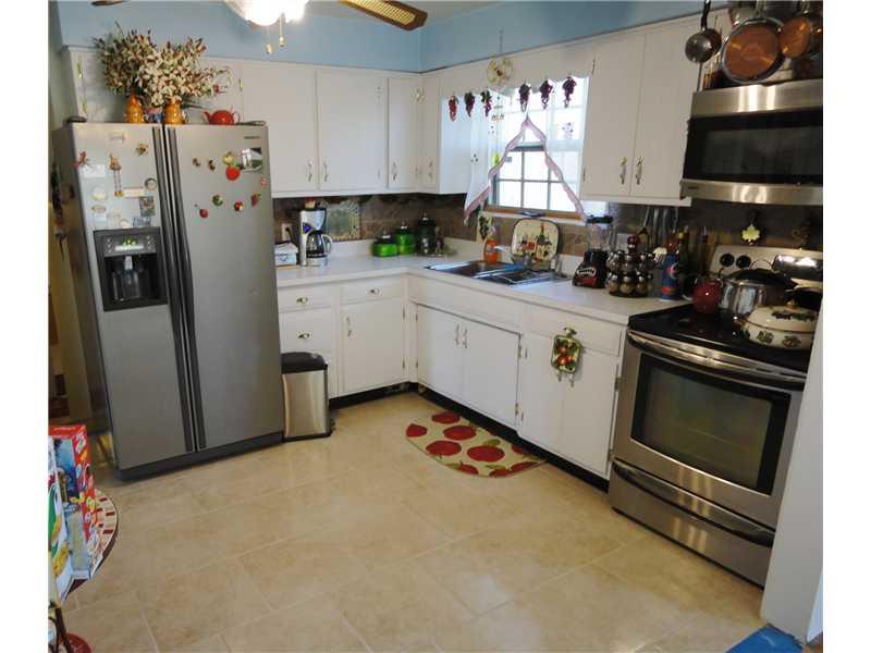 21 Elliott Road Grove City, PA 16127 - Photo 4 of 10 Kitchen.