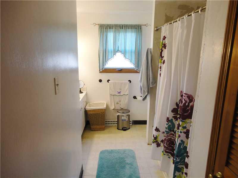 21 Elliott Road Grove City, PA 16127 - Photo 9 of 10 Full Bath.