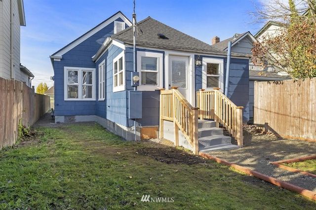 a view of house with a yard