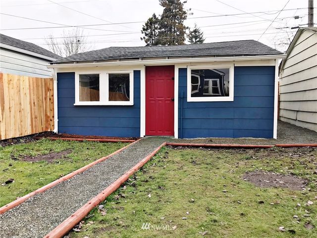 a view of a house with a backyard