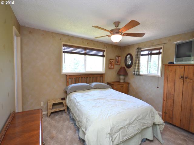 22871 South Reid Road Estacada, OR 97023 - Photo 8 of 16 a bedroom with a bed and a window