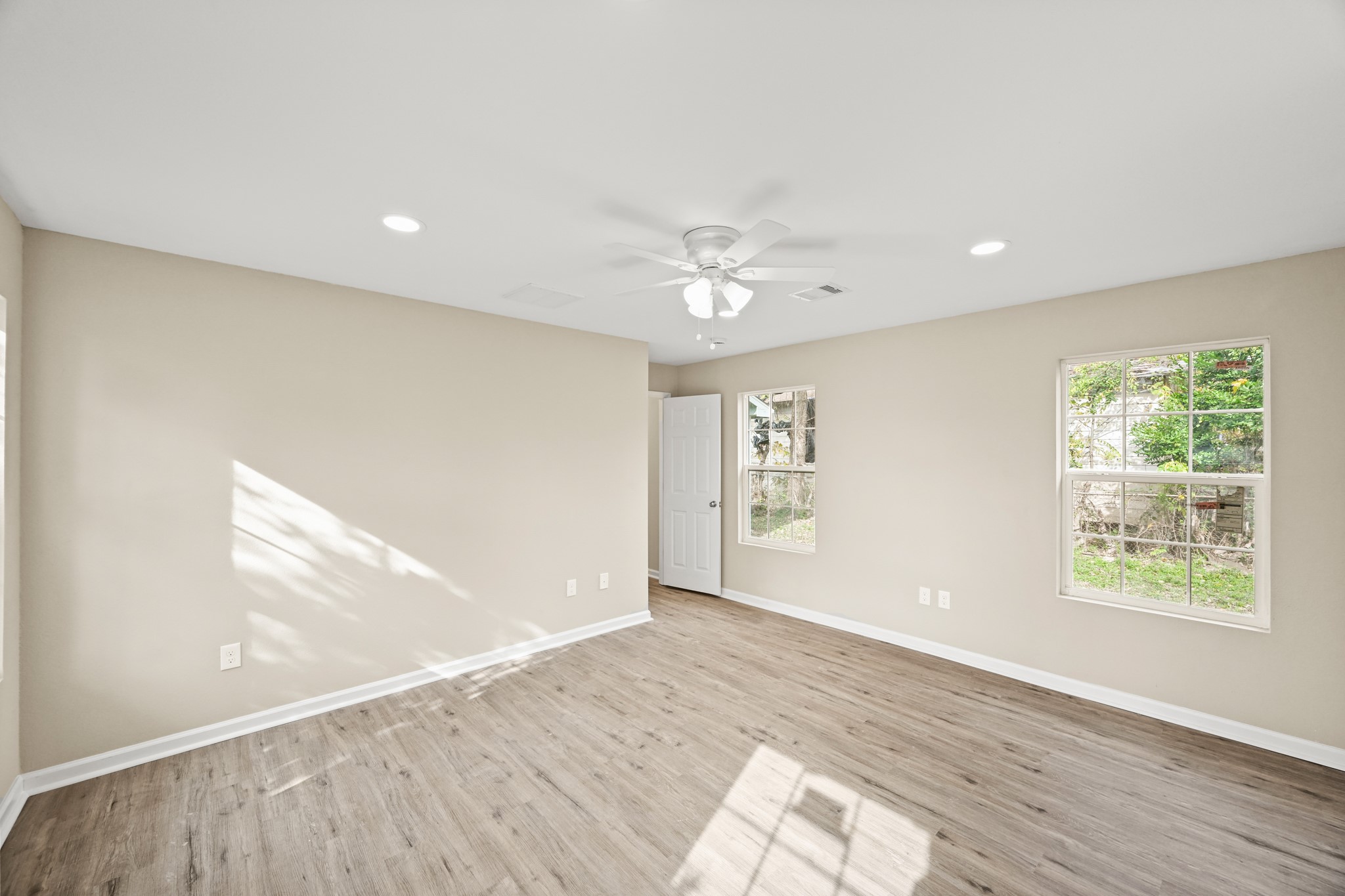 1007 Gazin Street Houston, TX 77020 - Photo 15 of 29 an empty room with wooden floor and windows