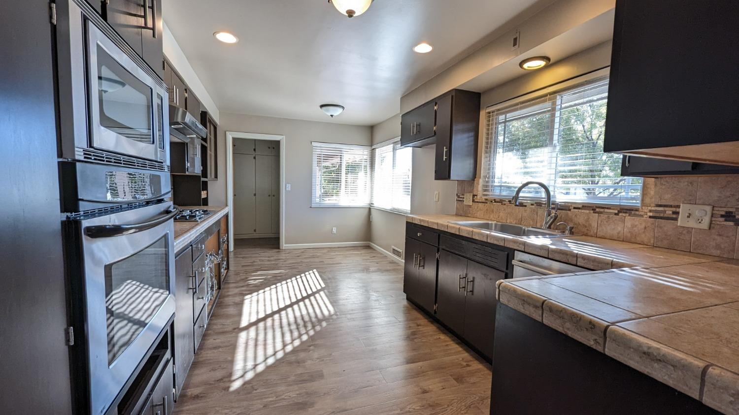 294 West Palm Avenue Reedley, CA 93654 - Photo 6 of 24 Gallery Image 6