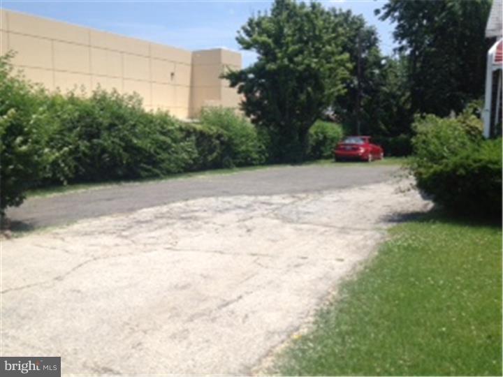 805 North Eagle Road Havertown, PA 19083 - Photo 3 of 25 Driveway