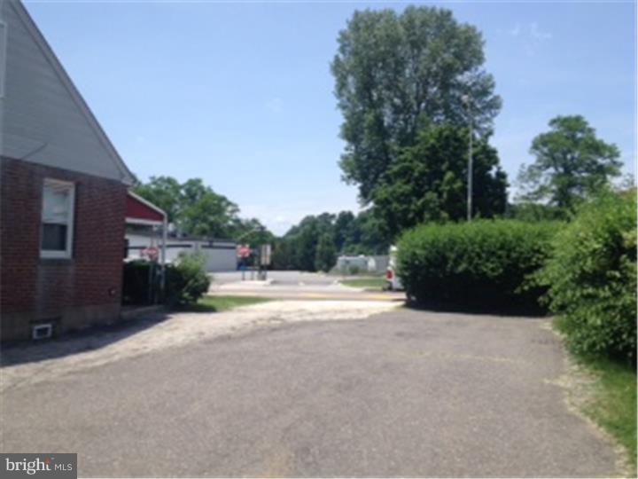 805 North Eagle Road Havertown, PA 19083 - Photo 4 of 25 Driveway