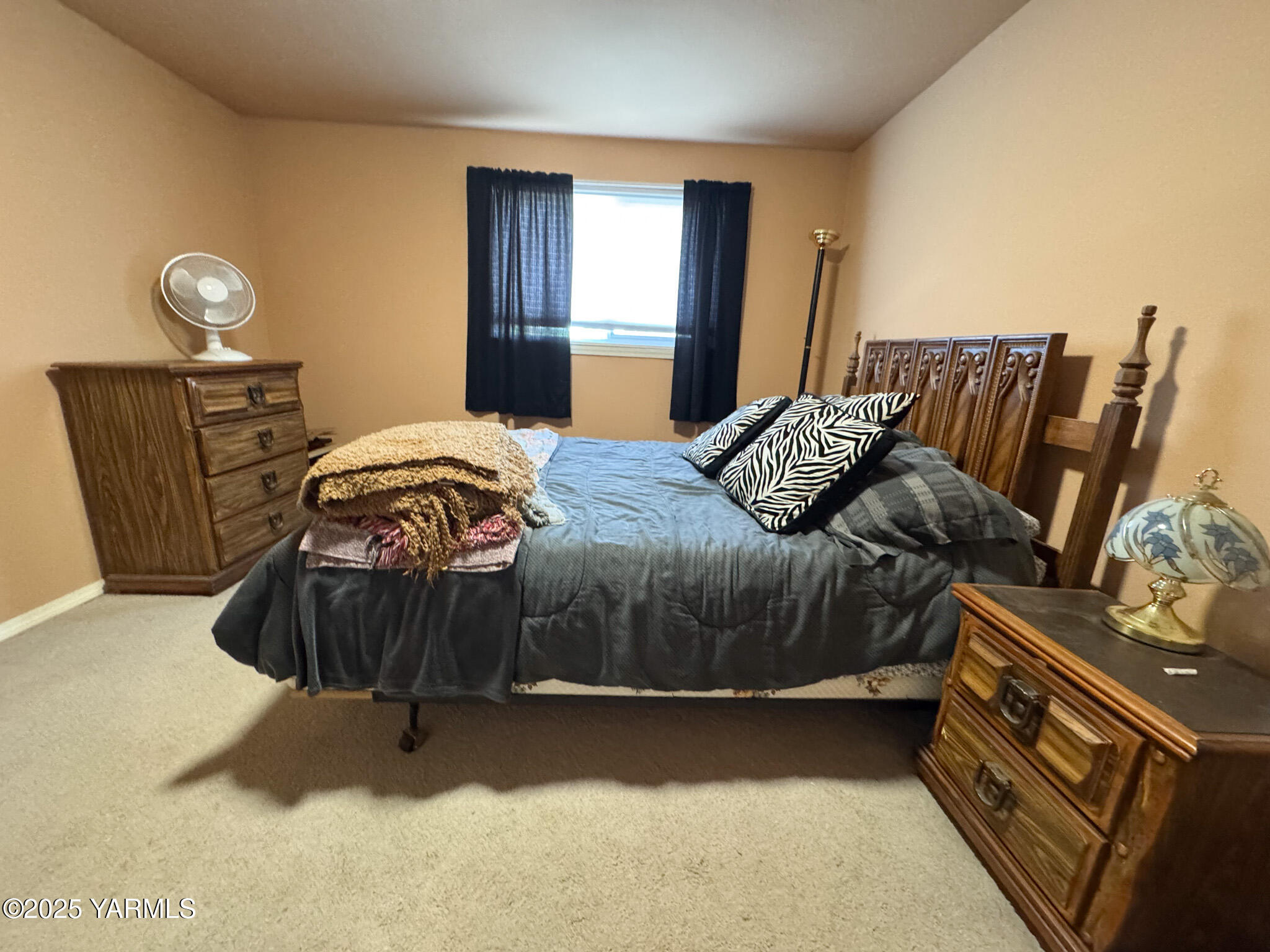 3321 Bethany Road Sunnyside, WA 98944 - Photo 14 of 24 a bedroom with a bed and dresser