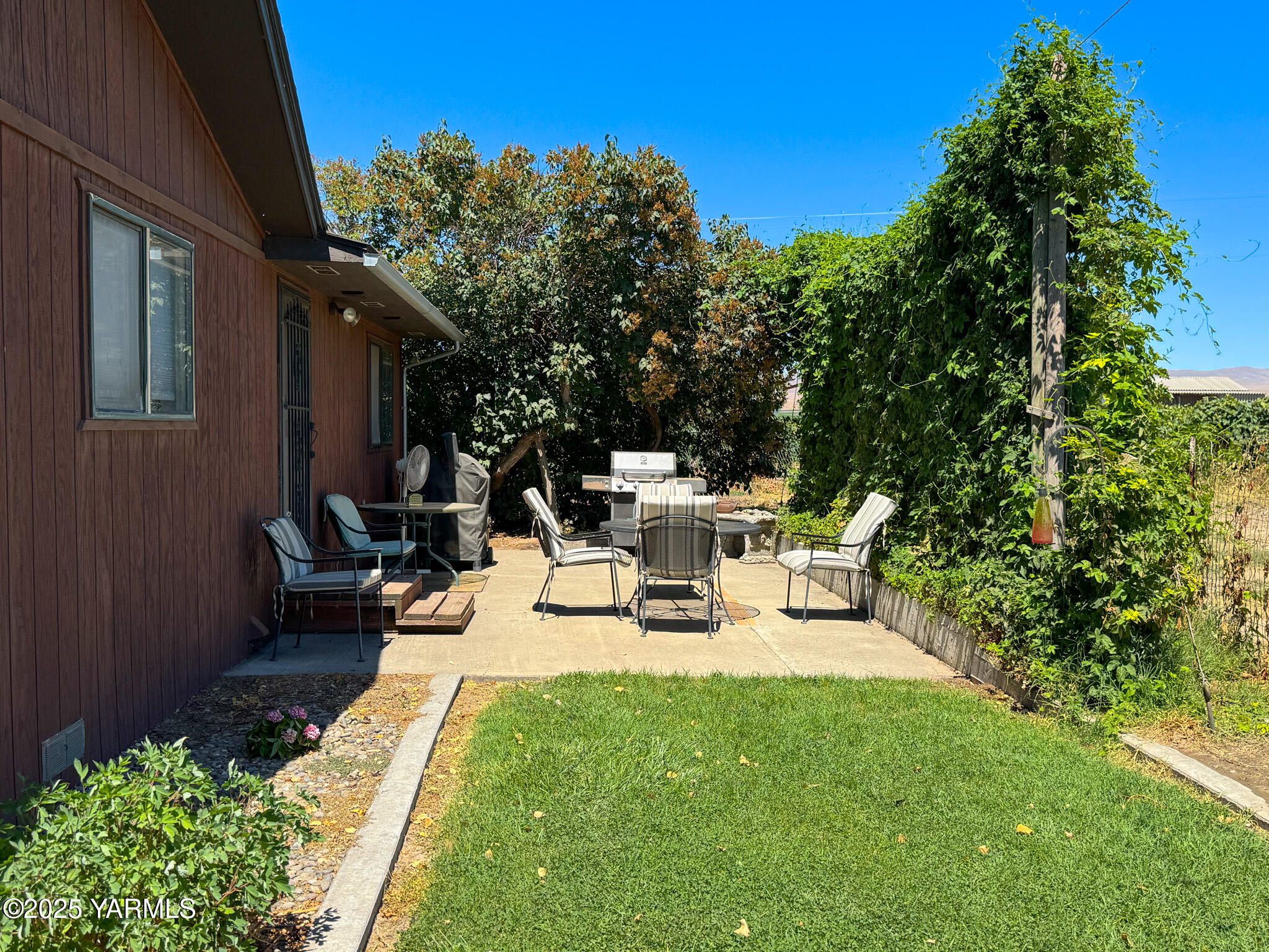 3321 Bethany Road Sunnyside, WA 98944 - Photo 15 of 24 a view of a backyard with sitting area