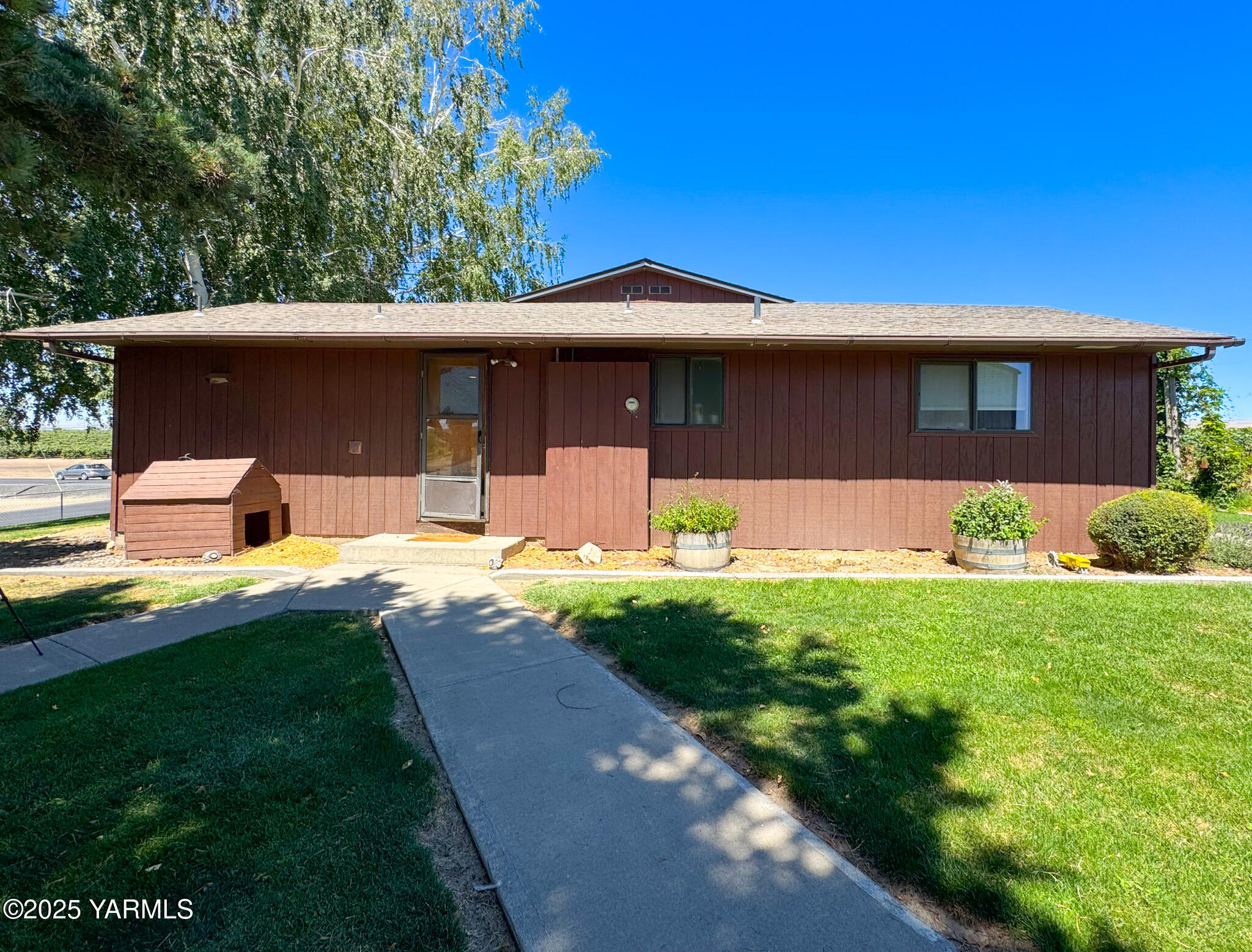 3321 Bethany Road Sunnyside, WA 98944 - Photo 8 of 24 a front view of a house with a yard