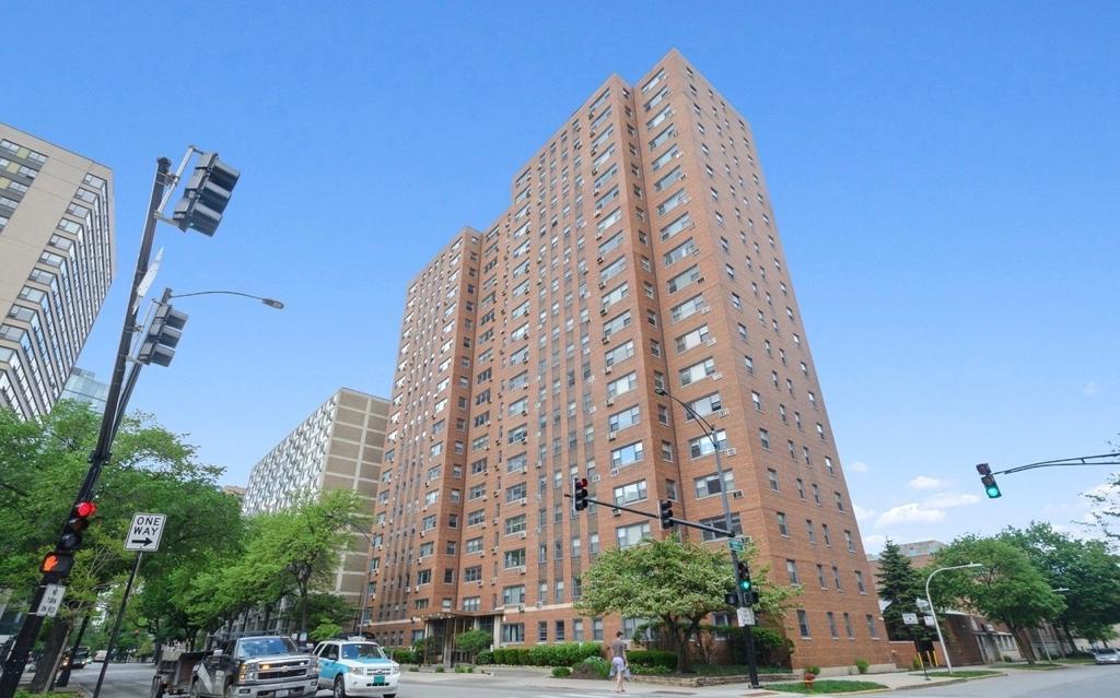 2909 North Sheridan Road, Unit 1306 Chicago, IL 60657 - Photo 1 of 21 Gallery Image 1