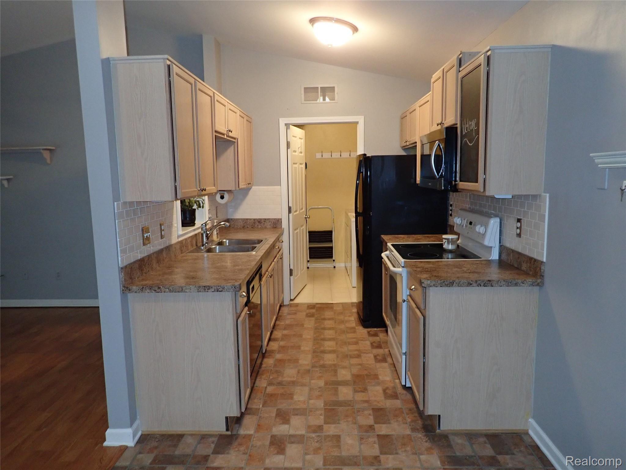 50 Pine Tree Ridge, Unit 4 Waterford, MI 48327 - Photo 9 of 25 Galley style kitchen