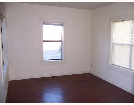1224 2nd Street, Unit 1 Corpus Christi, TX 78404 - Photo 4 of 7 an empty room with a window