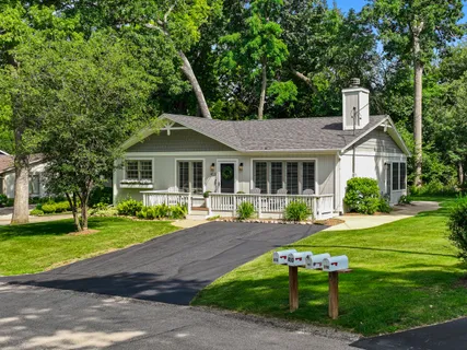 $799,000 | 413 Hillcrest Drive, Fontana, WI 53125