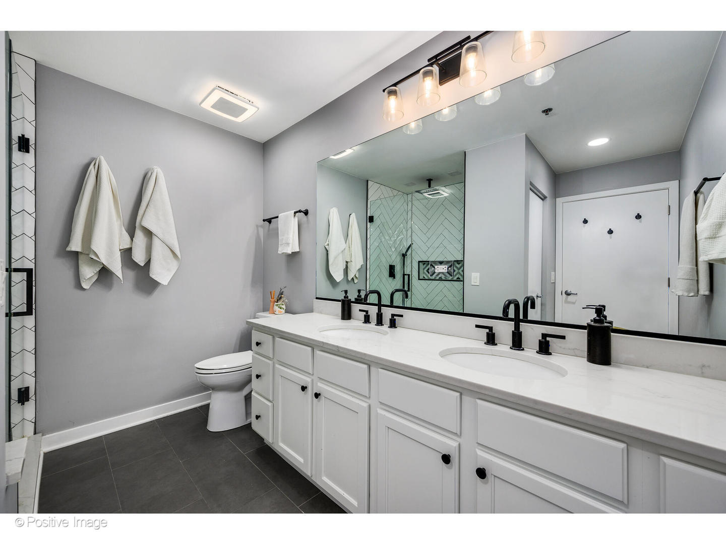 909 West Washington Boulevard, Unit 1012 Chicago, IL 60607 - Photo 18 of 30 a bathroom with a sink and a mirror