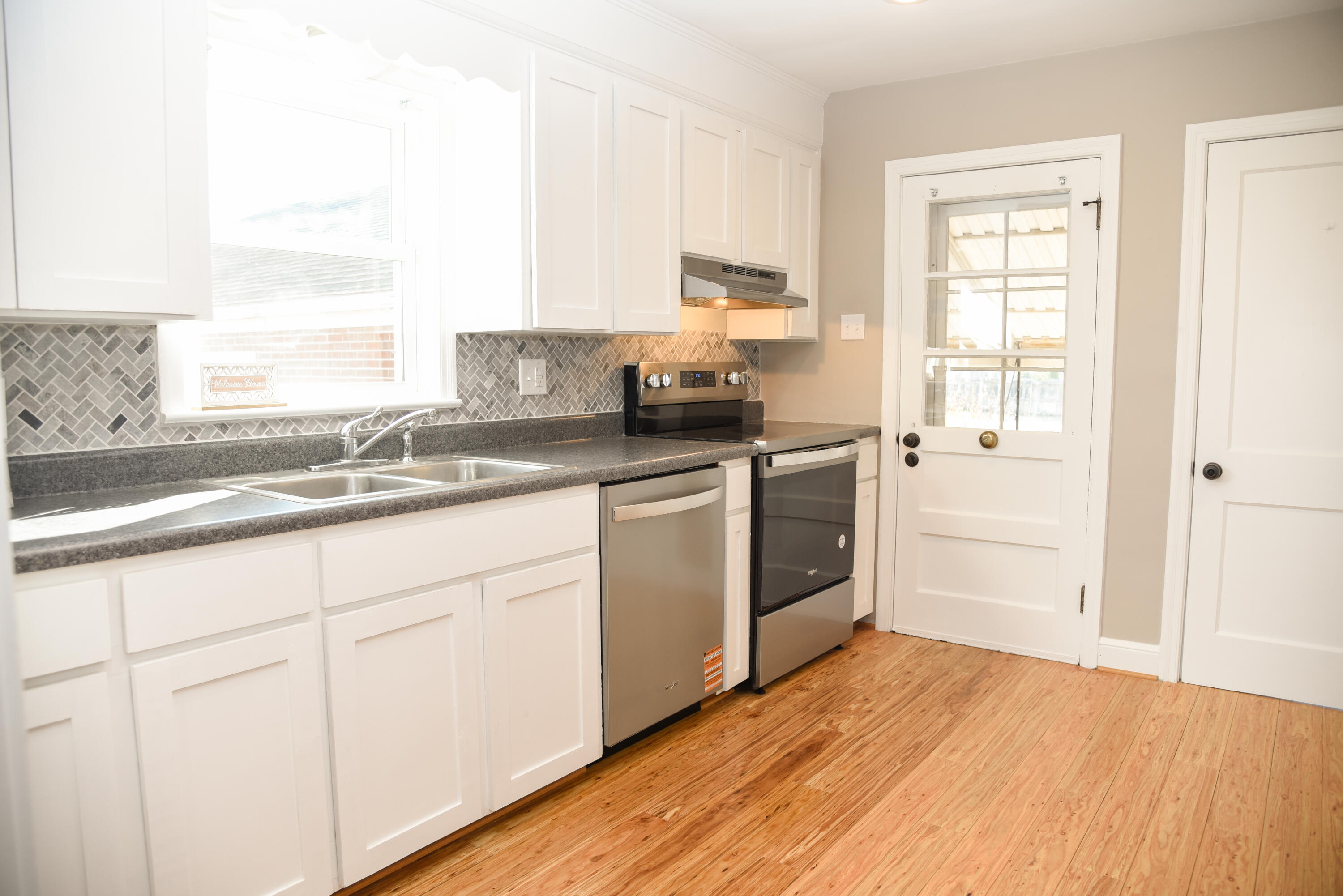 4931 Keagy Road Roanoke, VA 24018 - Photo 9 of 33 Cheery Kitchen