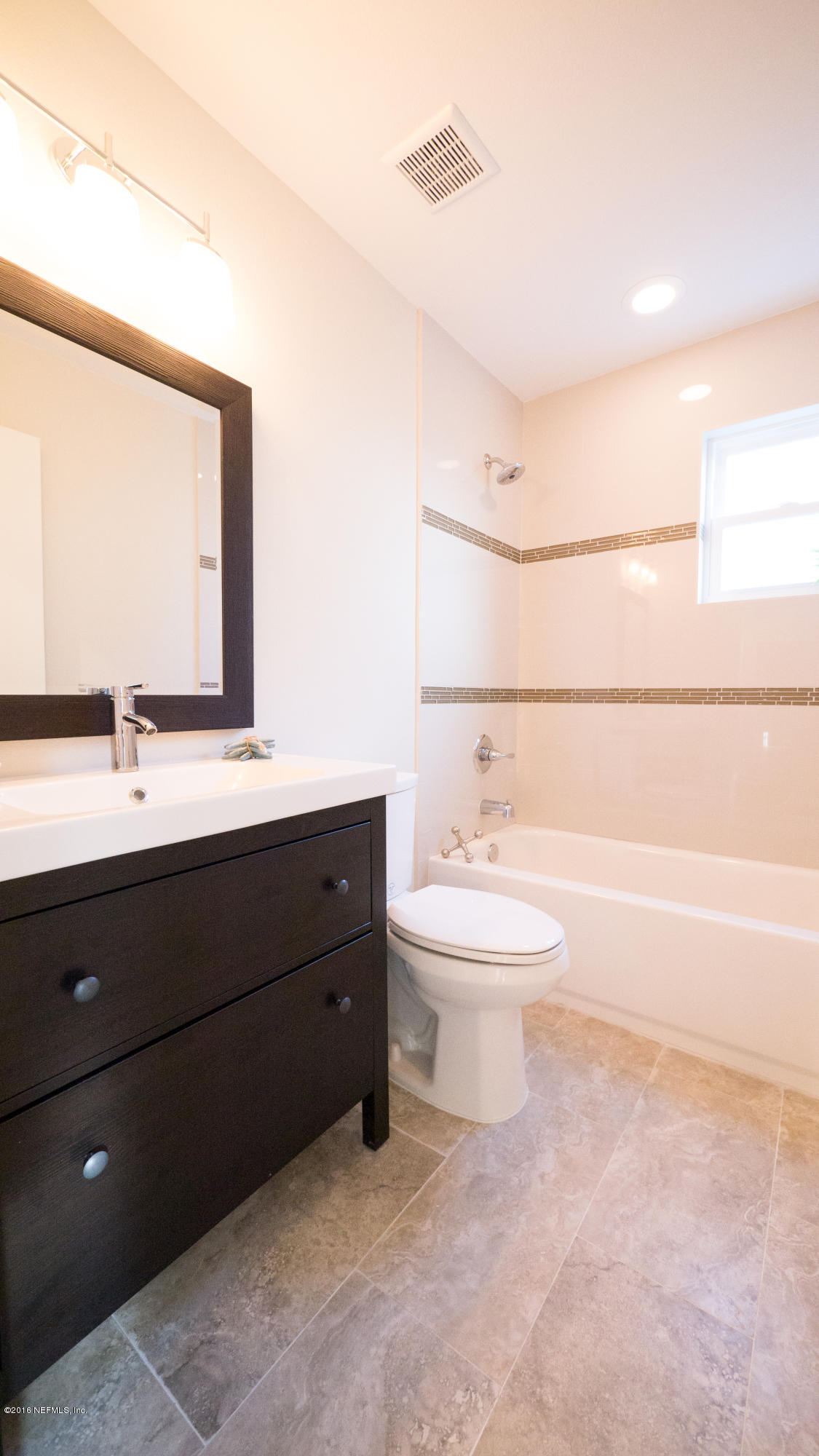 944 Aries Road West Jacksonville, FL 32216 - Photo 35 of 47 Hall Bathroom with Tub
