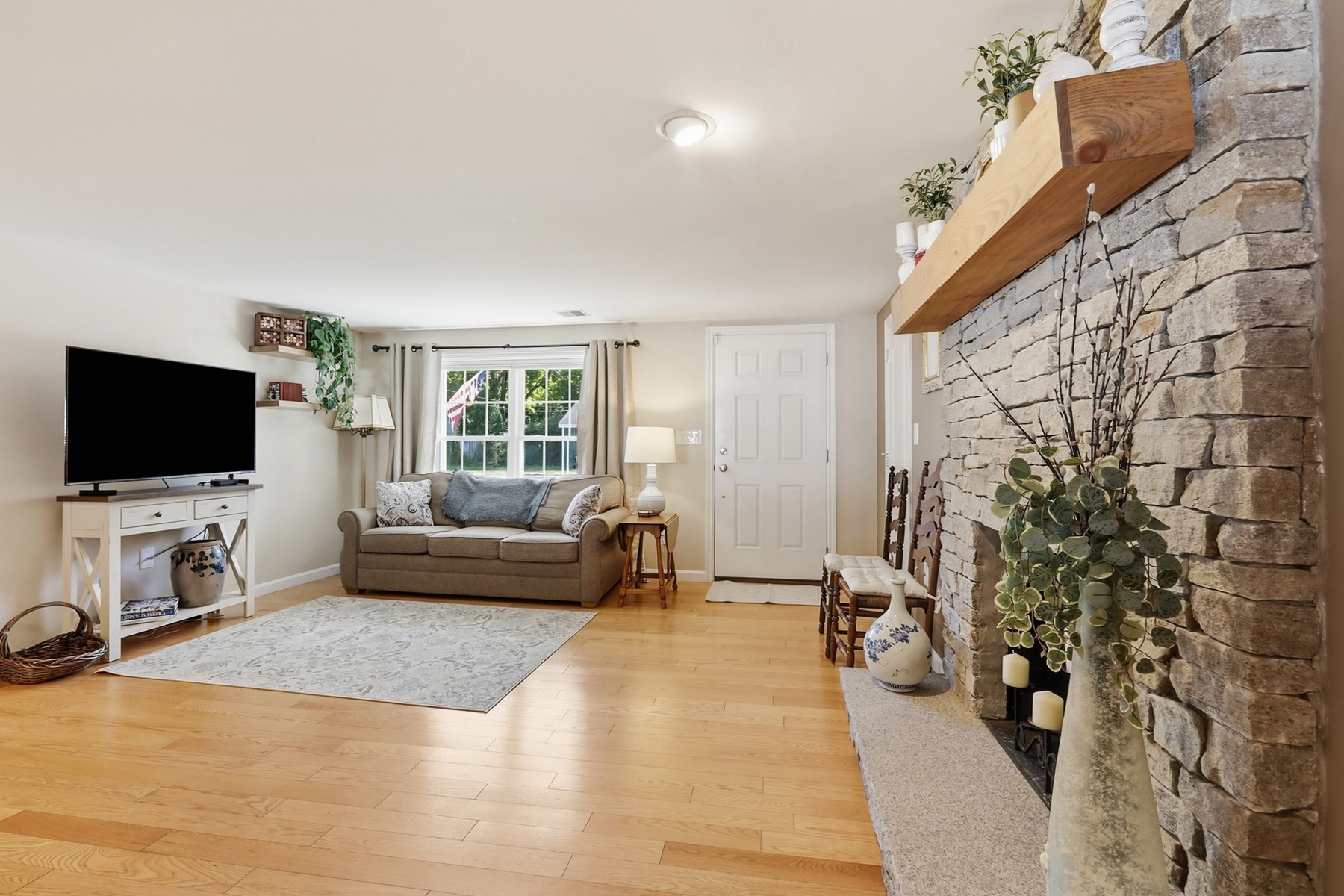 33 Westwind Road Andover, MA 01810 - Photo 4 of 29 Gallery Image 4