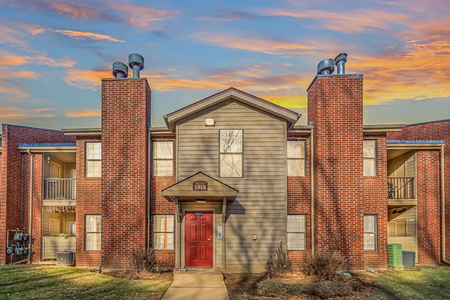 $174,900 | 1915 North Hicks Road, Unit 208, Palatine, IL 60074