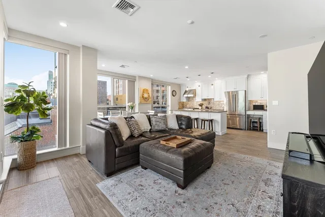 $1,650,000 | 101 Broad Street, Unit 8C, Boston, MA 02110