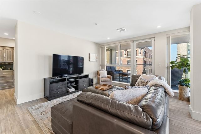 $1,650,000 | 101 Broad Street, Unit 8C, Boston, MA 02110
