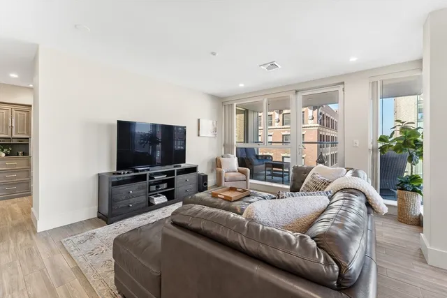 $1,650,000 | 101 Broad Street, Unit 8C, Boston, MA 02110