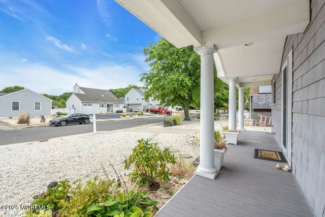 a view of backyard of the house