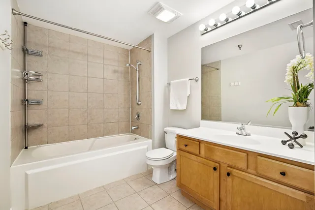 $385,000 | 3232 North Halsted Street, Unit D810, Chicago, IL 60657