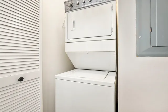 $385,000 | 3232 North Halsted Street, Unit D810, Chicago, IL 60657