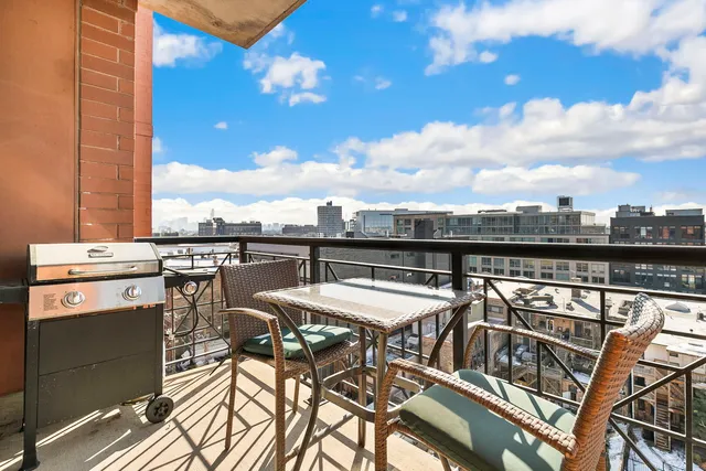 $385,000 | 3232 North Halsted Street, Unit D810, Chicago, IL 60657