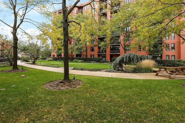 $385,000 | 3232 North Halsted Street, Unit D810, Chicago, IL 60657
