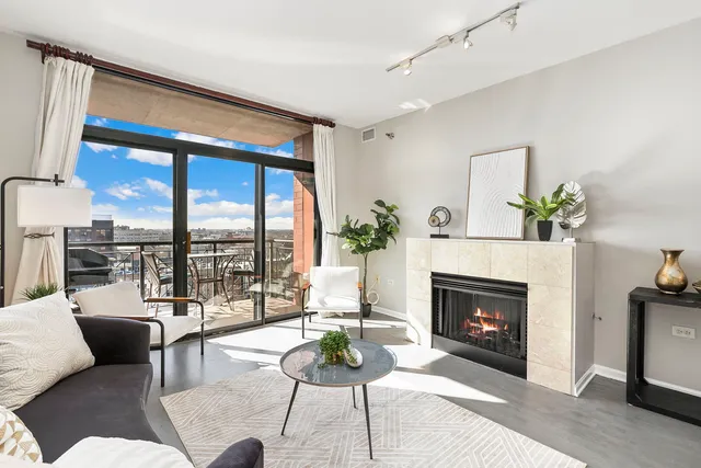 $385,000 | 3232 North Halsted Street, Unit D810, Chicago, IL 60657