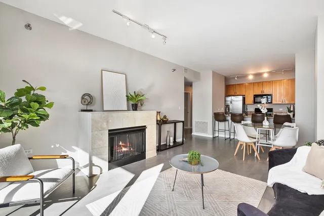 $385,000 | 3232 North Halsted Street, Unit D810, Chicago, IL 60657