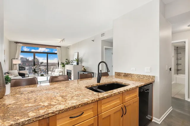 $385,000 | 3232 North Halsted Street, Unit D810, Chicago, IL 60657