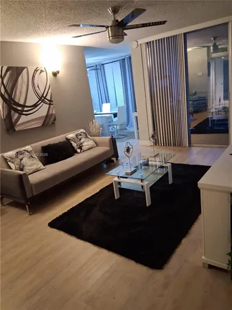 $1,950 | 9450 Live Oak Place, Unit 408, Davie, FL 33324