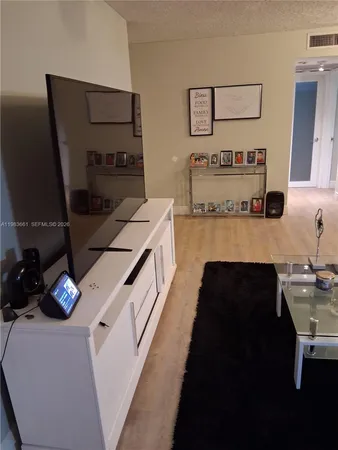 $1,950 | 9450 Live Oak Place, Unit 408, Davie, FL 33324