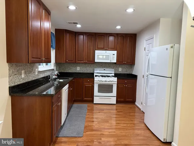 $3,200 | 8922 Royal Astor Way, Fairfax, VA 22031