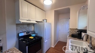 583 Calle Abronia South, Unit A Palm Springs, CA 92264 - Photo 6 of 19 a kitchen with a stove and a cabinet