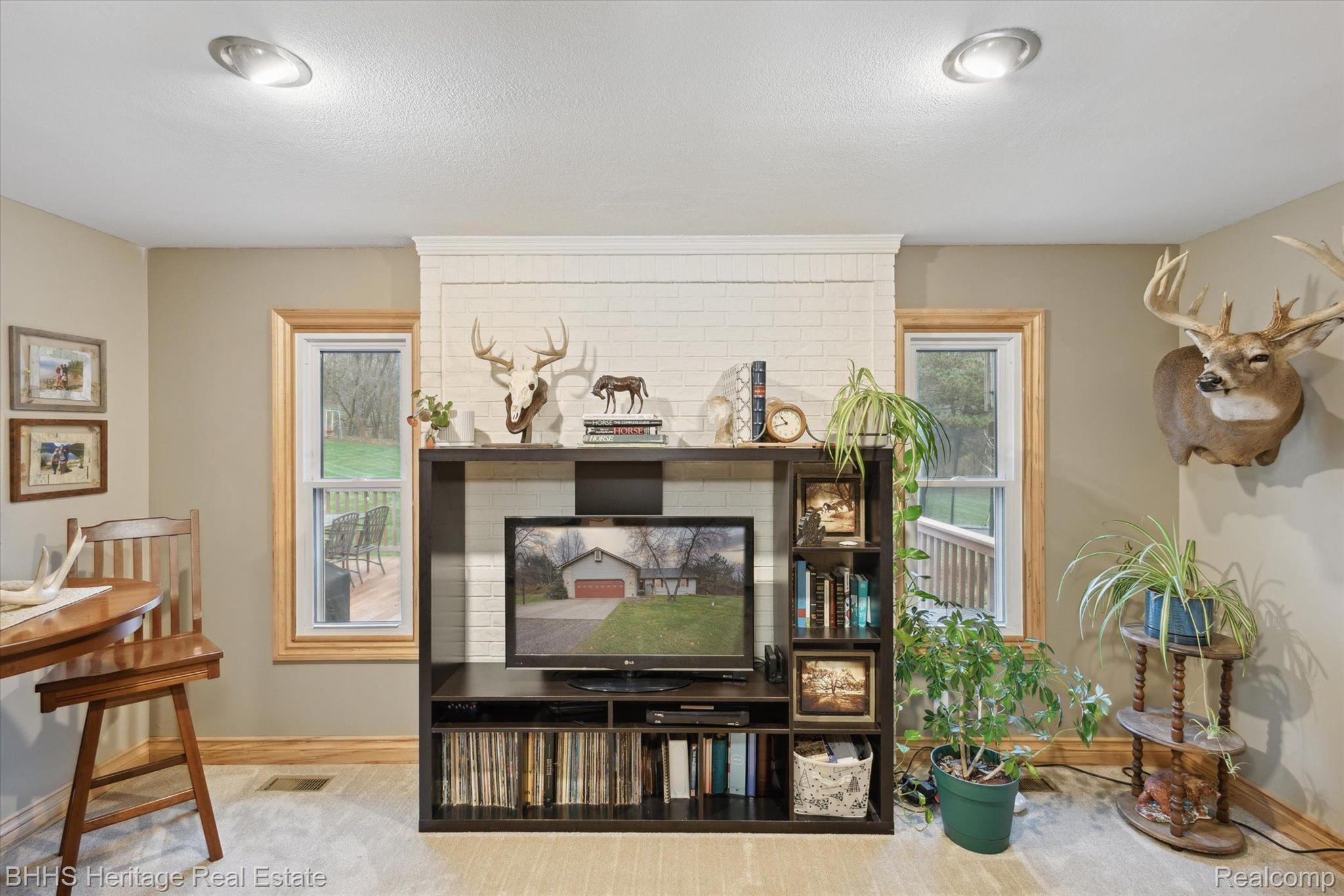 5904 West Allen Road Fowlerville, MI 48836 - Photo 9 of 44 Living Room