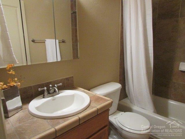 1605 Northwest Awbrey Road, Unit 1#2 Bend, OR 97703 - Photo 11 of 25 Full Bath. Original Home.