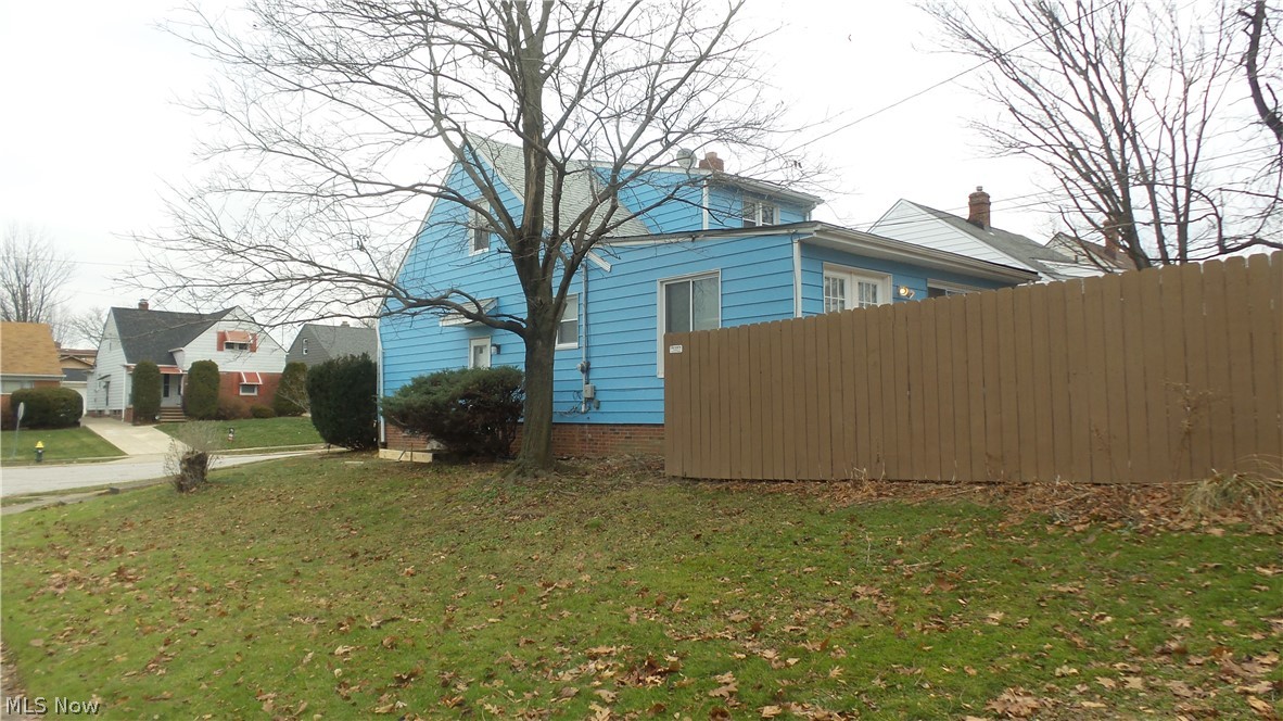 4118 Stonehaven Road Cleveland, OH 44121 - Photo 4 of 29