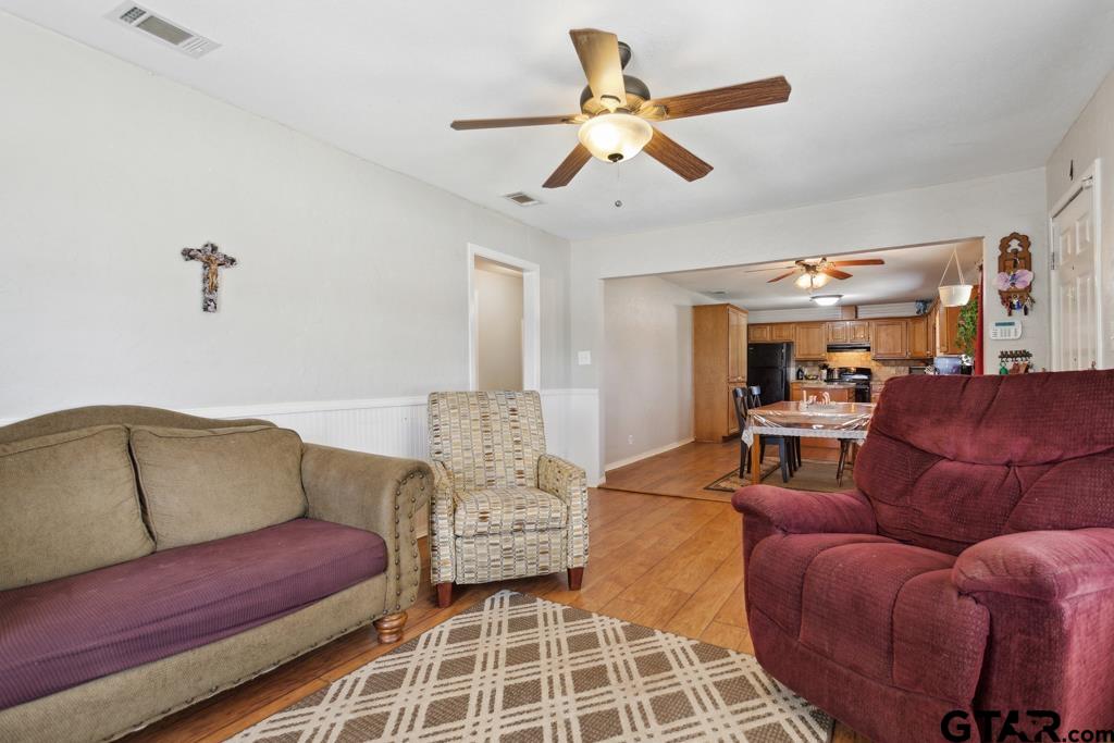 301 Bascom Road Whitehouse, TX 75791 - Photo 12 of 31 a living room with furniture