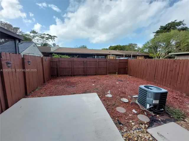 a view of a backyard