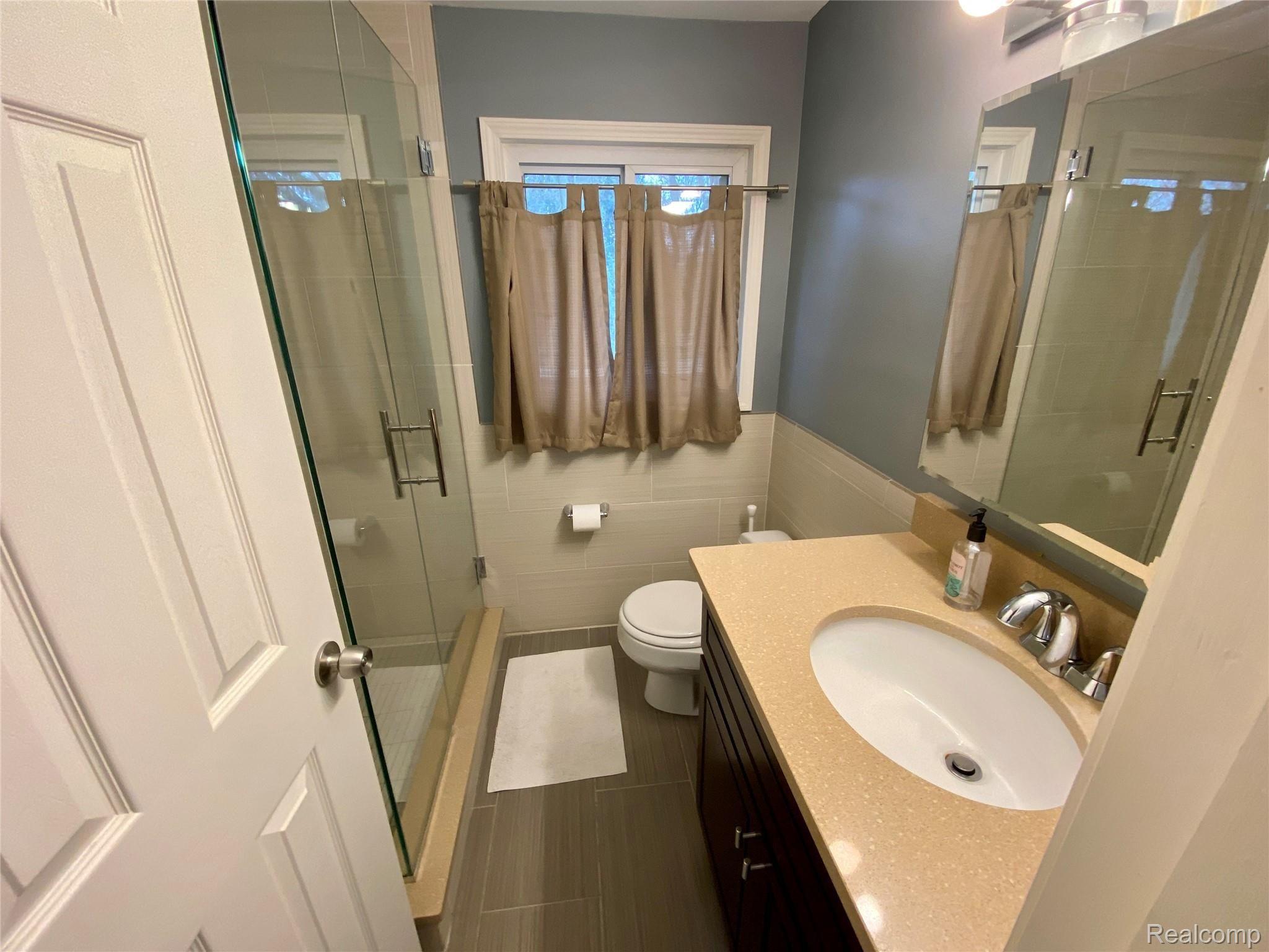 1919 Ansal Drive Rochester, MI 48309 - Photo 27 of 36 Updated Master Bathroom