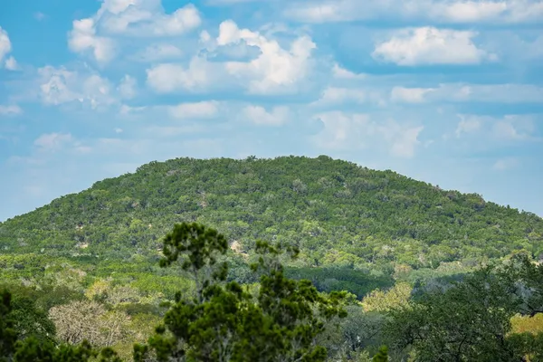 $659,000 | 132 Silver Creek Lane East, Center Point, TX 78010