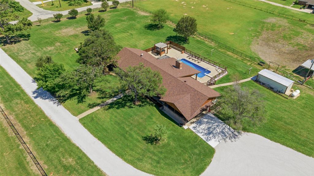 911 McVoid Road Springtown, TX 76082 - Photo 5 of 40