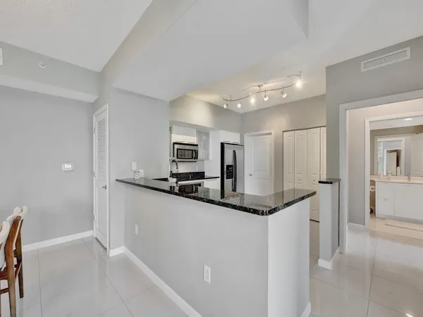 $5,000 | 225 Northeast 1st Street, Unit 412, Delray Beach, FL 33444