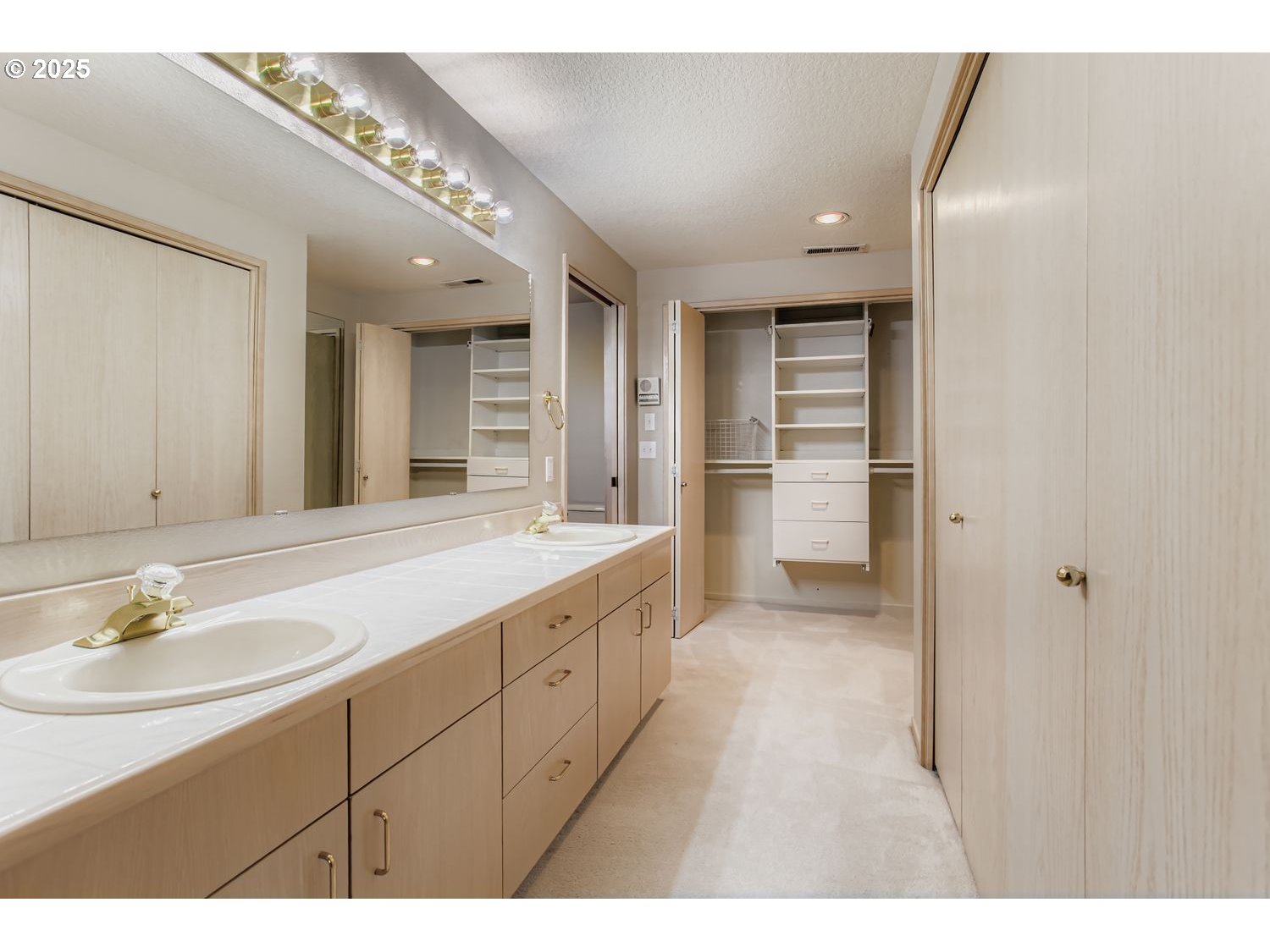 15917 Northeast Union Road, Unit 113 Ridgefield, WA 98642 - Photo 16 of 27 a bathroom with a sink and a mirror