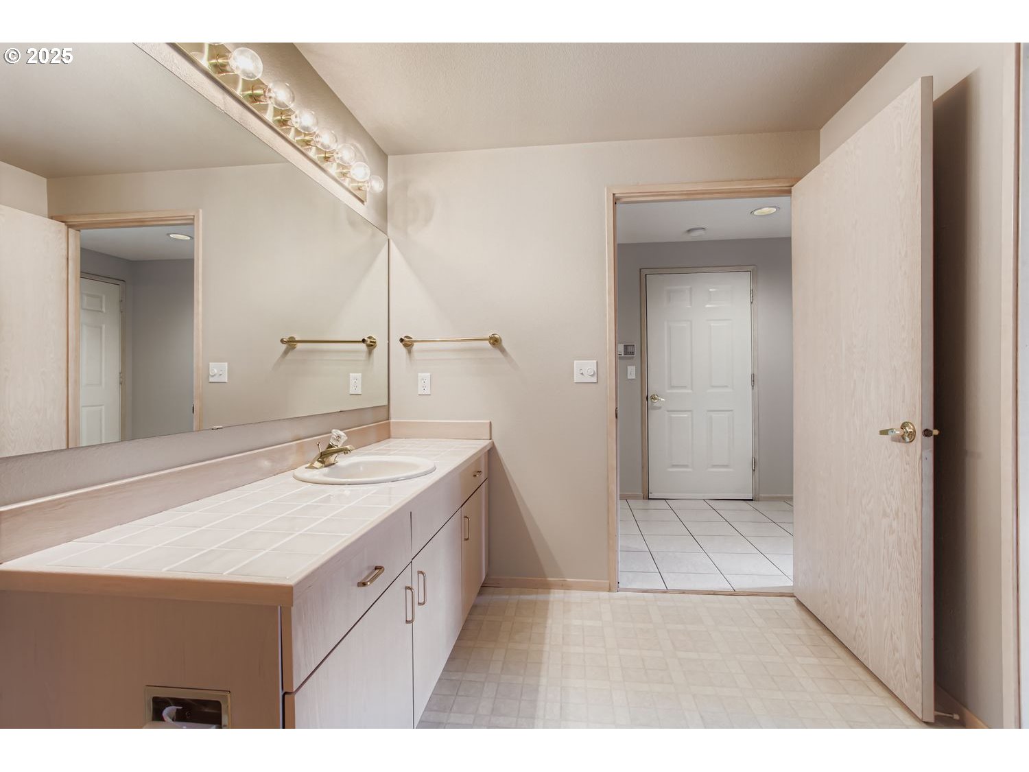 15917 Northeast Union Road, Unit 113 Ridgefield, WA 98642 - Photo 22 of 27 a bathroom with a sink and a mirror