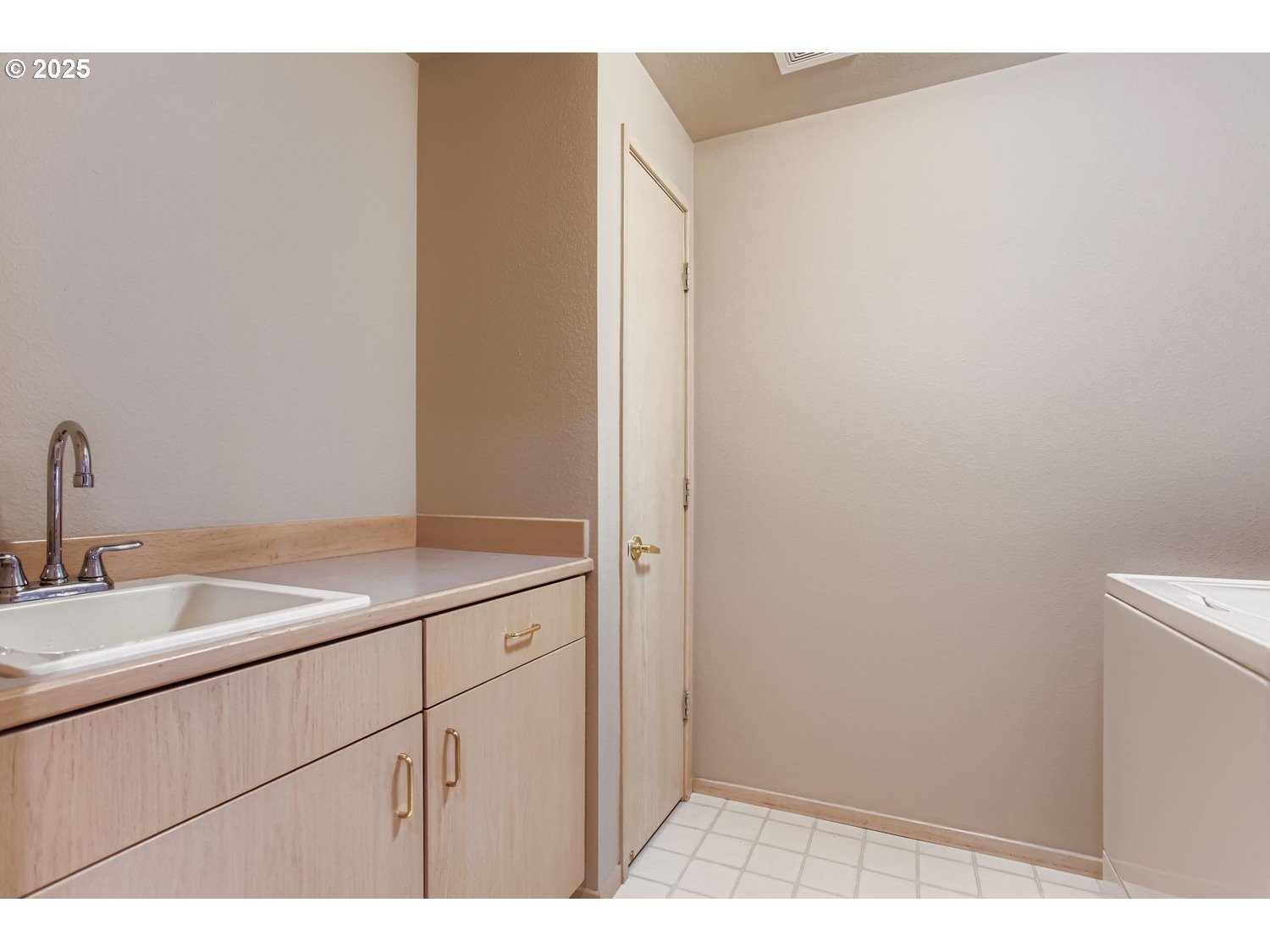 15917 Northeast Union Road, Unit 113 Ridgefield, WA 98642 - Photo 23 of 27 a bathroom with a sink and a mirror